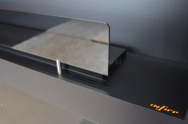 Biokominek z czarną nakładką zagaszającą