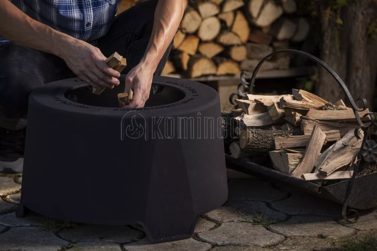 Żeliwne palenisko ogrodowe INFIRE INGARDEN FIREPLY, bezdymne, z grillem - aranżacja