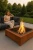 Palenisko ogrodowe INGARDEN CORTEN SQUARE 1000 w strefie relaksu na tarasie