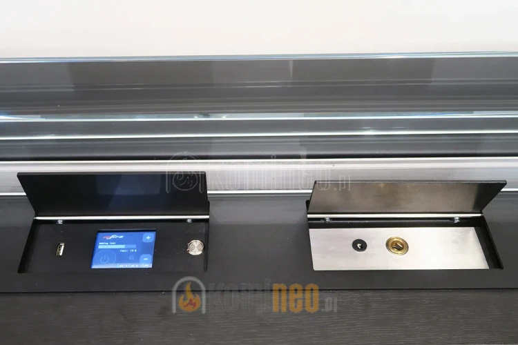 Panel sterowania i wlew paliwa w biokominku automatycznym INFIRE ETRONIC