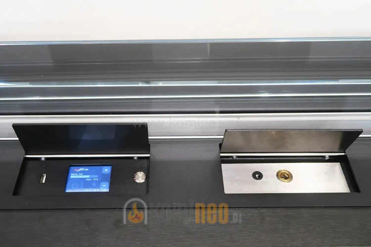 Panel sterowania i wlew paliwa w biokominku automatycznym INFIRE ETRONIC